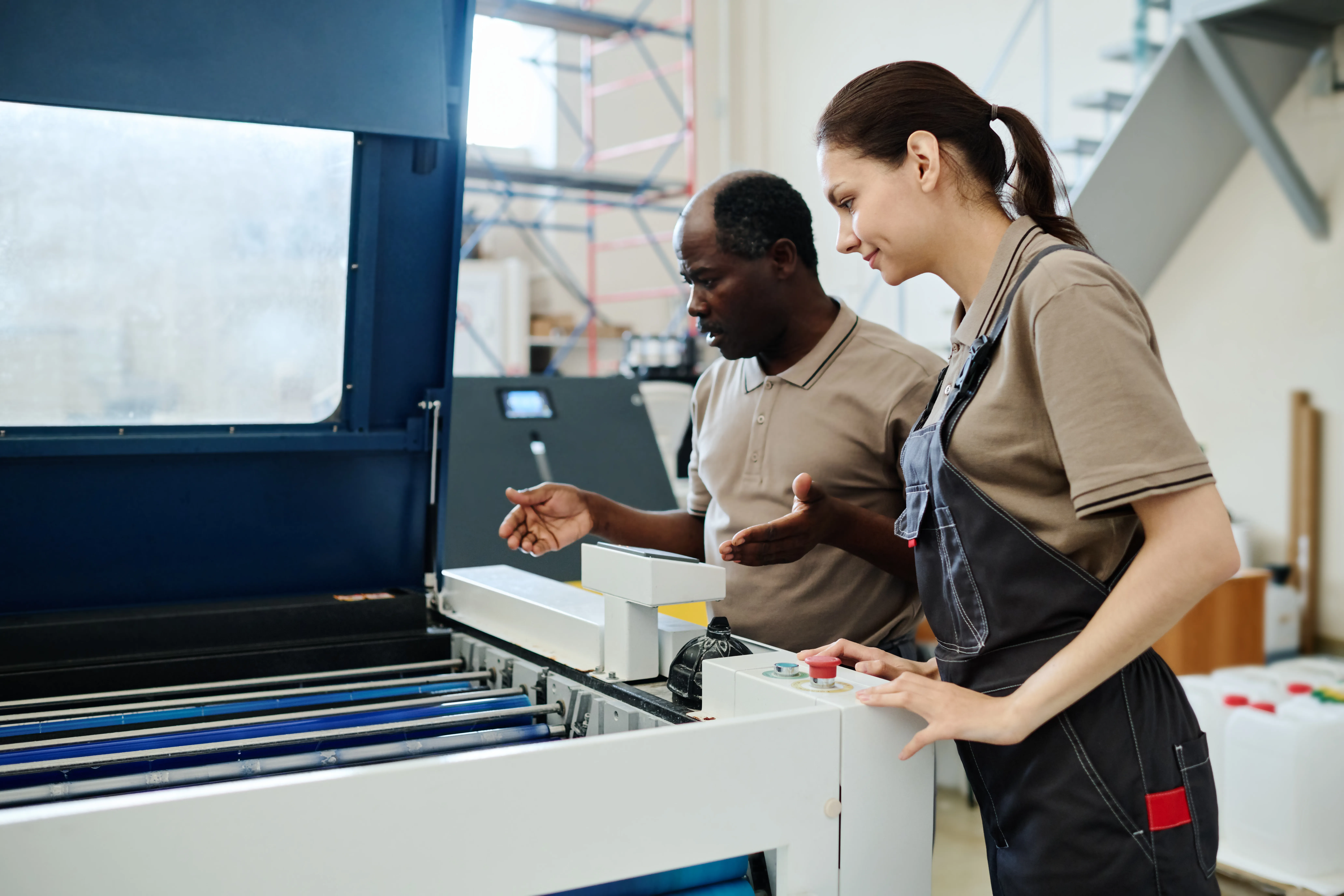 Fotografía de dos diseñadores que eligen la impresión digital vs offset en su trabajo 